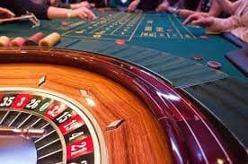 Komunitas kartu flop, turn, river di meja Texas Poker